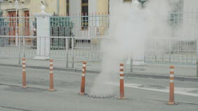 Ατμός από μια σπασμένη γραμμή χρησιμότητας υπονόμων στη χειμερινή πόλη φιλμ μικρού μήκους Ατμός από μια σπασμένη γραμμή χρησιμότητας υπονόμων στη χειμερινή πόλη φιλμ μικρού μήκους