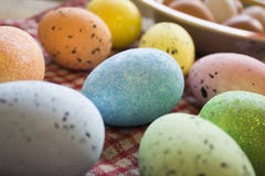 Αυγά Πάσχας Colofrul που περιμένουν τον τρώγοντα στοκ εικόνα Αυγά Πάσχας Colofrul που περιμένουν τον τρώγοντα στοκ εικόνα