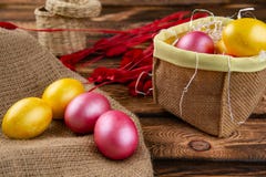 Αυγά Πάσχας sackcloth και ξύλινο ένα υπόβαθρο Ευτυχή φωτεινά πολύχρωμα λαμπρά Πάσχα αυγά Πάσχας Υπόβαθρο με τα αυγά Πάσχας στοκ φωτογραφίες Αυγά Πάσχας sackcloth και ξύλινο ένα υπόβαθρο Ευτυχή φωτεινά πολύχρωμα λαμπρά Πάσχα αυγά Πάσχας Υπόβαθρο με τα αυγά Πάσχας στοκ φωτογραφίες