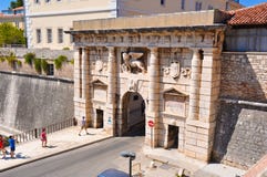 21 Αυγούστου 2012 Κροατία, Zadar: Η προς τη γη πύλη με το λιοντάρι του σημαδιού Αγίου σε Zadar στοκ φωτογραφία με δικαίωμα ελεύθερης χρήσης 21 Αυγούστου 2012 Κροατία, Zadar: Η προς τη γη πύλη με το λιοντάρι του σημαδιού Αγίου σε Zadar στοκ φωτογραφία με δικαίωμα ελεύθερης χρήσης