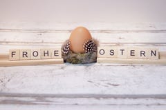 Αυγό Πάσχας με την ξύλινη επιστολή, frohe ostern στοκ φωτογραφία με δικαίωμα ελεύθερης χρήσης Αυγό Πάσχας με την ξύλινη επιστολή, frohe ostern στοκ φωτογραφία με δικαίωμα ελεύθερης χρήσης