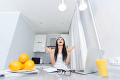 Αυξανόμενο επάνω και ευτυχές να φωνάξει κοριτσιών στοκ εικόνες Αυξανόμενο επάνω και ευτυχές να φωνάξει κοριτσιών στοκ εικόνες