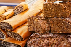 Αυστριακά strudel & x28 σπόρου παπαρουνών Mohnstrudel& x29 και ξηρά φρούτα γ αχλαδιών στοκ εικόνες Αυστριακά strudel & x28 σπόρου παπαρουνών Mohnstrudel& x29 και ξηρά φρούτα γ αχλαδιών στοκ εικόνες