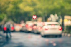 Αυτοκίνητα Defocused στην κυκλοφοριακή συμφόρηση πόλεων σε μια βροχερή ημέρα στοκ εικόνες με δικαίωμα ελεύθερης χρήσης Αυτοκίνητα Defocused στην κυκλοφοριακή συμφόρηση πόλεων σε μια βροχερή ημέρα στοκ εικόνες με δικαίωμα ελεύθερης χρήσης