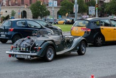 Αυτοκίνητο Aero 8 του Morgan στην οδό βραδιού της Βαρκελώνης στοκ εικόνες με δικαίωμα ελεύθερης χρήσης Αυτοκίνητο Aero 8 του Morgan στην οδό βραδιού της Βαρκελώνης στοκ εικόνες με δικαίωμα ελεύθερης χρήσης