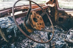 Αυτοκίνητο εγκαυμάτων έξω, μέσα στην άποψη, σκουριασμένο τιμόνι, στοκ εικόνες Αυτοκίνητο εγκαυμάτων έξω, μέσα στην άποψη, σκουριασμένο τιμόνι, στοκ εικόνες