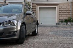 Αυτοκίνητο που σταθμεύουν κοντά στο γκαράζ στοκ εικόνα Αυτοκίνητο που σταθμεύουν κοντά στο γκαράζ στοκ εικόνα