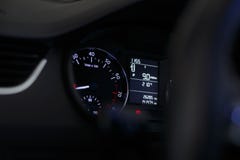 Αυτοκίνητο ταμπλό με ένα όμορφο άσπρο φως στοκ εικόνες Αυτοκίνητο ταμπλό με ένα όμορφο άσπρο φως στοκ εικόνες