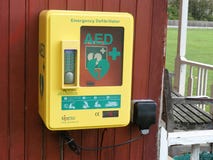 Αυτόματη εξωτερική Defibrillator μονάδα χάλυβα AED που τοποθετείται στον ξύλι στοκ φωτογραφία με δικαίωμα ελεύθερης χρήσης Αυτόματη εξωτερική Defibrillator μονάδα χάλυβα AED που τοποθετείται στον ξύλι στοκ φωτογραφία με δικαίωμα ελεύθερης χρήσης