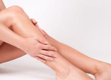 Αφαίρεση και epilation τρίχας Πόδια γυναικών με το ομαλό δέρμα μετά από depilation στοκ φωτογραφία με δικαίωμα ελεύθερης χρήσης Αφαίρεση και epilation τρίχας Πόδια γυναικών με το ομαλό δέρμα μετά από depilation στοκ φωτογραφία με δικαίωμα ελεύθερης χρήσης
