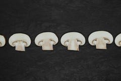 Αφηρημένη σύνθεση καφετιών champignons διάσπασης των επάνω μανιταριών που τοποθετούνται στη γραμμή στην επιφάνεια υποβάθρου πετρώ στοκ εικόνες Αφηρημένη σύνθεση καφετιών champignons διάσπασης των επάνω μανιταριών που τοποθετούνται στη γραμμή στην επιφάνεια υποβάθρου πετρώ στοκ εικόνες