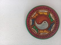 Αφηρημένη τέχνη με το yin-yang στον τοίχο στοκ φωτογραφία Αφηρημένη τέχνη με το yin-yang στον τοίχο στοκ φωτογραφία