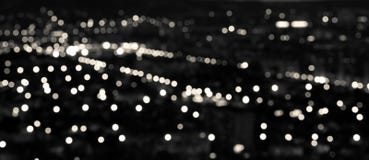 Αφηρημένο άσπρο μαύρο κυκλικό υπόβαθρο bokeh, φω'τα πόλεων στο τ Στοκ φωτογραφία με δικαίωμα ελεύθερης χρήσης Αφηρημένο άσπρο μαύρο κυκλικό υπόβαθρο bokeh, φω'τα πόλεων στο τ Στοκ φωτογραφία με δικαίωμα ελεύθερης χρήσης