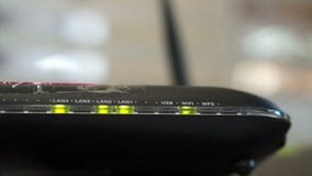 Αφηρημένο βίντεο τεχνολογίας να αναβοσβήσει δρομολογητών και wifi Διαδικτύου του ψηφίσματος μήκους σε πόδηα 1920x1080 Αφηρημένο βίντεο τεχνολογίας να αναβοσβήσει δρομολογητών και wifi Διαδικτύου του ψηφίσματος μήκους σε πόδηα 1920x1080