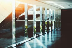 Αφηρημένο εσωτερικό υπόβαθρο γραφείων γυαλιού και χρωμίου με το RA ήλιων Στοκ Εικόνες Αφηρημένο εσωτερικό υπόβαθρο γραφείων γυαλιού και χρωμίου με το RA ήλιων Στοκ Εικόνες