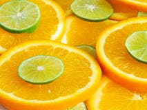 Αφηρημένο υπόβαθρο με citrus-fruit των φετών πορτοκαλιών και ασβέστη Κλείστε επάνω, πλάγια όψη στοκ εικόνες με δικαίωμα ελεύθερης χρήσης Αφηρημένο υπόβαθρο με citrus-fruit των φετών πορτοκαλιών και ασβέστη Κλείστε επάνω, πλάγια όψη στοκ εικόνες με δικαίωμα ελεύθερης χρήσης