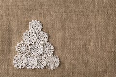 Αφηρημένο χριστουγεννιάτικο δέντρο, Snowflake Embroid δαντελλών Burlap στοκ εικόνα με δικαίωμα ελεύθερης χρήσης Αφηρημένο χριστουγεννιάτικο δέντρο, Snowflake Embroid δαντελλών Burlap στοκ εικόνα με δικαίωμα ελεύθερης χρήσης