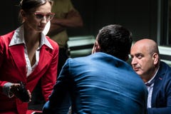 Αφιερωμένος θηλυκός κατήγορος που ακούει την ομολογία ενός υπόπτου στοκ εικόνα Αφιερωμένος θηλυκός κατήγορος που ακούει την ομολογία ενός υπόπτου στοκ εικόνα