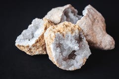 Αχάτης Μια διατομή της πέτρας αχατών με το geode σε ένα μαύρο υπόβαθρο Προέλευση: Μαρόκο, Sidi Rachal στοκ εικόνες με δικαίωμα ελεύθερης χρήσης Αχάτης Μια διατομή της πέτρας αχατών με το geode σε ένα μαύρο υπόβαθρο Προέλευση: Μαρόκο, Sidi Rachal στοκ εικόνες με δικαίωμα ελεύθερης χρήσης