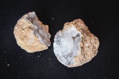 Αχάτης Μια διατομή της πέτρας αχατών με το geode σε ένα μαύρο υπόβαθρο Προέλευση: Μαρόκο, Sidi Rachal στοκ εικόνα με δικαίωμα ελεύθερης χρήσης Αχάτης Μια διατομή της πέτρας αχατών με το geode σε ένα μαύρο υπόβαθρο Προέλευση: Μαρόκο, Sidi Rachal στοκ εικόνα με δικαίωμα ελεύθερης χρήσης