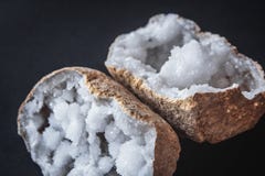 Αχάτης Μια διατομή της πέτρας αχατών με το geode σε ένα μαύρο υπόβαθρο Προέλευση: Μαρόκο, Sidi Rachal στοκ εικόνα με δικαίωμα ελεύθερης χρήσης Αχάτης Μια διατομή της πέτρας αχατών με το geode σε ένα μαύρο υπόβαθρο Προέλευση: Μαρόκο, Sidi Rachal στοκ εικόνα με δικαίωμα ελεύθερης χρήσης