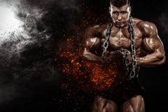 Βάναυσο ισχυρό μυϊκό αθλητικό άτομο bodybuilder που αντλεί επάνω τους μυς με τις αλυσίδες στο μαύρο υπόβαθρο Workout στοκ φωτογραφίες με δικαίωμα ελεύθερης χρήσης Βάναυσο ισχυρό μυϊκό αθλητικό άτομο bodybuilder που αντλεί επάνω τους μυς με τις αλυσίδες στο μαύρο υπόβαθρο Workout στοκ φωτογραφίες με δικαίωμα ελεύθερης χρήσης