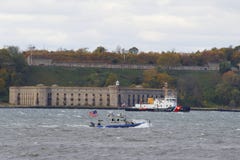 Βάρκα NYPD και αμερικανική σκάφος ακτοφυλακής που παρέχει την ασφάλεια κατά τη διάρκεια του μαραθωνίου 2014 πόλεων της Νέας Υόρκη στοκ φωτογραφίες Βάρκα NYPD και αμερικανική σκάφος ακτοφυλακής που παρέχει την ασφάλεια κατά τη διάρκεια του μαραθωνίου 2014 πόλεων της Νέας Υόρκη στοκ φωτογραφίες