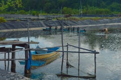 Βάρκα, skiff στη λίμνη επεξεργασίας παλαιό σύστημα καθαρισμού νερού ST στοκ φωτογραφίες με δικαίωμα ελεύθερης χρήσης Βάρκα, skiff στη λίμνη επεξεργασίας παλαιό σύστημα καθαρισμού νερού ST στοκ φωτογραφίες με δικαίωμα ελεύθερης χρήσης