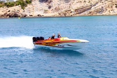 Βάρκα δύναμης τριών μηχανών που πλέει γρήγορα κοντά στην ακτή της Αλικάντε στην Ισπανία στοκ εικόνα με δικαίωμα ελεύθερης χρήσης Βάρκα δύναμης τριών μηχανών που πλέει γρήγορα κοντά στην ακτή της Αλικάντε στην Ισπανία στοκ εικόνα με δικαίωμα ελεύθερης χρήσης