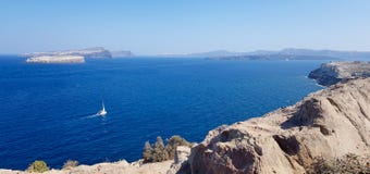 Βάρκα που πλέει με έναν μεγάλο μπλε ωκεανό στοκ εικόνες με δικαίωμα ελεύθερης χρήσης Βάρκα που πλέει με έναν μεγάλο μπλε ωκεανό στοκ εικόνες με δικαίωμα ελεύθερης χρήσης