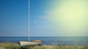 Βάρκα στην παραλία μπροστά από τη θάλασσα, copyspace στοκ φωτογραφία με δικαίωμα ελεύθερης χρήσης Βάρκα στην παραλία μπροστά από τη θάλασσα, copyspace στοκ φωτογραφία με δικαίωμα ελεύθερης χρήσης