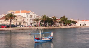 Βάρκα στο κανάλι του Ταβίρα στοκ εικόνα Βάρκα στο κανάλι του Ταβίρα στοκ εικόνα