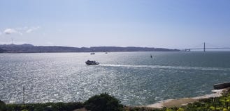 Βάρκα στον κόλπο του Σαν Φρανσίσκο στοκ εικόνες με δικαίωμα ελεύθερης χρήσης Βάρκα στον κόλπο του Σαν Φρανσίσκο στοκ εικόνες με δικαίωμα ελεύθερης χρήσης