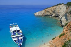 Βάρκα τουριστών στην παραλία του Πόρτο Katsiki, Ελλάδα στοκ φωτογραφίες Βάρκα τουριστών στην παραλία του Πόρτο Katsiki, Ελλάδα στοκ φωτογραφίες