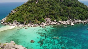 Βάρκες κοντά στα μικρά νησιά Η μηχανή βουτά βάρκες που επιπλέουν στην ήρεμη μπλε θάλασσα κοντά στα μοναδικά μικρά νησάκια που συν απόθεμα βίντεο Βάρκες κοντά στα μικρά νησιά Η μηχανή βουτά βάρκες που επιπλέουν στην ήρεμη μπλε θάλασσα κοντά στα μοναδικά μικρά νησάκια που συν απόθεμα βίντεο