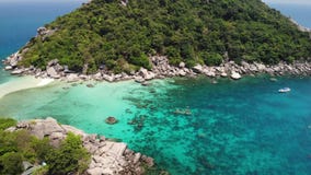 Βάρκες κοντά στα μικρά νησιά Η μηχανή βουτά βάρκες που επιπλέουν στην ήρεμη μπλε θάλασσα κοντά στα μοναδικά μικρά νησάκια που συν απόθεμα βίντεο Βάρκες κοντά στα μικρά νησιά Η μηχανή βουτά βάρκες που επιπλέουν στην ήρεμη μπλε θάλασσα κοντά στα μοναδικά μικρά νησάκια που συν απόθεμα βίντεο