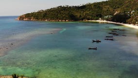 Βάρκες κοντά στην ακτή του νησιού Παραδοσιακά ζωηρόχρωμα αλιευτικά σκάφη που επιπλέουν στο ήρεμο μπλε νερό κοντά στην άσπρη ακτή απόθεμα βίντεο Βάρκες κοντά στην ακτή του νησιού Παραδοσιακά ζωηρόχρωμα αλιευτικά σκάφη που επιπλέουν στο ήρεμο μπλε νερό κοντά στην άσπρη ακτή απόθεμα βίντεο