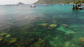 Βάρκες στην ήρεμη θάλασσα στο λιμένα Η άποψη κηφήνων της αλιείας και βουτά βάρκες που επιπλέουν στην ήρεμη επιφάνεια της μπλε θάλ απόθεμα βίντεο Βάρκες στην ήρεμη θάλασσα στο λιμένα Η άποψη κηφήνων της αλιείας και βουτά βάρκες που επιπλέουν στην ήρεμη επιφάνεια της μπλε θάλ απόθεμα βίντεο