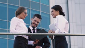 Βέβαια επιχειρησιακή γυναίκα που παρουσιάζει έρευνά της σε μερικούς επιχειρηματίες Προσφέρει να το συζητήσει από κοινού απόθεμα βίντεο Βέβαια επιχειρησιακή γυναίκα που παρουσιάζει έρευνά της σε μερικούς επιχειρηματίες Προσφέρει να το συζητήσει από κοινού απόθεμα βίντεο