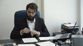 Βέβαιο άτομο επιχειρηματιών που κοιτάζει μέσω των εγγράφων και που υπογράφει το έγγραφο στο γραφείο στο σύγχρονο γραφείο Ώρες γρα φιλμ μικρού μήκους Βέβαιο άτομο επιχειρηματιών που κοιτάζει μέσω των εγγράφων και που υπογράφει το έγγραφο στο γραφείο στο σύγχρονο γραφείο Ώρες γρα φιλμ μικρού μήκους