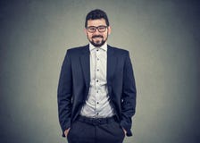 Βέβαιο χαμογελώντας ανεξάρτητο επιχειρησιακό άτομο στοκ εικόνες Βέβαιο χαμογελώντας ανεξάρτητο επιχειρησιακό άτομο στοκ εικόνες