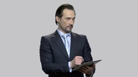 Βέβαιος επιχειρηματίας που επισύρει την προσοχή στην ταμπλέτα PC απόθεμα βίντεο Βέβαιος επιχειρηματίας που επισύρει την προσοχή στην ταμπλέτα PC απόθεμα βίντεο
