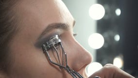 Βίντεο του κυρίου που χρησιμοποιεί eyelash το ρόλερ φιλμ μικρού μήκους Βίντεο του κυρίου που χρησιμοποιεί eyelash το ρόλερ φιλμ μικρού μήκους