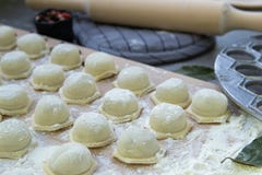 Βαθμιαία διαδικασία τις σπιτικό μπουλέττες, ravioli ή τις μπουλέττες στοκ εικόνες Βαθμιαία διαδικασία τις σπιτικό μπουλέττες, ravioli ή τις μπουλέττες στοκ εικόνες