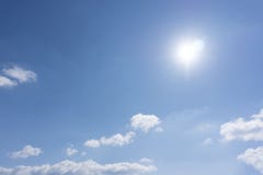 Βαθύς μπλε ουρανός με τα σύννεφα και τις ακτίνες φωτός του ήλιου στοκ εικόνα με δικαίωμα ελεύθερης χρήσης Βαθύς μπλε ουρανός με τα σύννεφα και τις ακτίνες φωτός του ήλιου στοκ εικόνα με δικαίωμα ελεύθερης χρήσης
