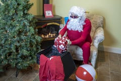 Βαλίτσα συσκευασίας Santa για παραθαλάσσιες διακοπές μετά από τα Χριστούγεννα στοκ φωτογραφία με δικαίωμα ελεύθερης χρήσης Βαλίτσα συσκευασίας Santa για παραθαλάσσιες διακοπές μετά από τα Χριστούγεννα στοκ φωτογραφία με δικαίωμα ελεύθερης χρήσης