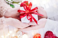βαλεντίνος ημέρας s Νέα χέρια ζευγών που κρατούν το κιβώτιο δώρων πέρα από το άσπρο ξύλινο υπόβαθρο άνδρας αγάπης φιλιών έννοιας στοκ εικόνες με δικαίωμα ελεύθερης χρήσης βαλεντίνος ημέρας s Νέα χέρια ζευγών που κρατούν το κιβώτιο δώρων πέρα από το άσπρο ξύλινο υπόβαθρο άνδρας αγάπης φιλιών έννοιας στοκ εικόνες με δικαίωμα ελεύθερης χρήσης
