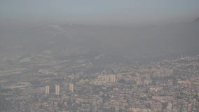 Βαριά αιθαλομίχλη από τη βιομηχανία Βαριά βιομηχανική και ατμοσφαιρική ρύπανση κυκλοφορίας στην πόλη Φυσώντας ρύπανση καπνοδόχων Βαριά αιθαλομίχλη από τη βιομηχανία Βαριά βιομηχανική και ατμοσφαιρική ρύπανση κυκλοφορίας στην πόλη Φυσώντας ρύπανση καπνοδόχων