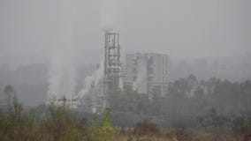 Βαριά αιθαλομίχλη από τη βιομηχανία Βαριά βιομηχανική και ατμοσφαιρική ρύπανση κυκλοφορίας στην πόλη Φυσώντας ρύπανση καπνοδόχων Βαριά αιθαλομίχλη από τη βιομηχανία Βαριά βιομηχανική και ατμοσφαιρική ρύπανση κυκλοφορίας στην πόλη Φυσώντας ρύπανση καπνοδόχων