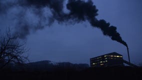 Βαριά αιθαλομίχλη από τη βιομηχανία Βαριά βιομηχανική και ατμοσφαιρική ρύπανση κυκλοφορίας στην πόλη Φυσώντας ρύπανση καπνοδόχων Βαριά αιθαλομίχλη από τη βιομηχανία Βαριά βιομηχανική και ατμοσφαιρική ρύπανση κυκλοφορίας στην πόλη Φυσώντας ρύπανση καπνοδόχων